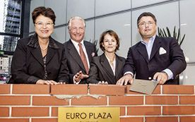 Vizebürgermeisterin Renate Brauner, Kari und Elisabeth Kapsch mit Porr-Chef Karl-Heinz Strauss bei der Grundsteinlegung zur fünften Bauphase des Euro Plaza.  